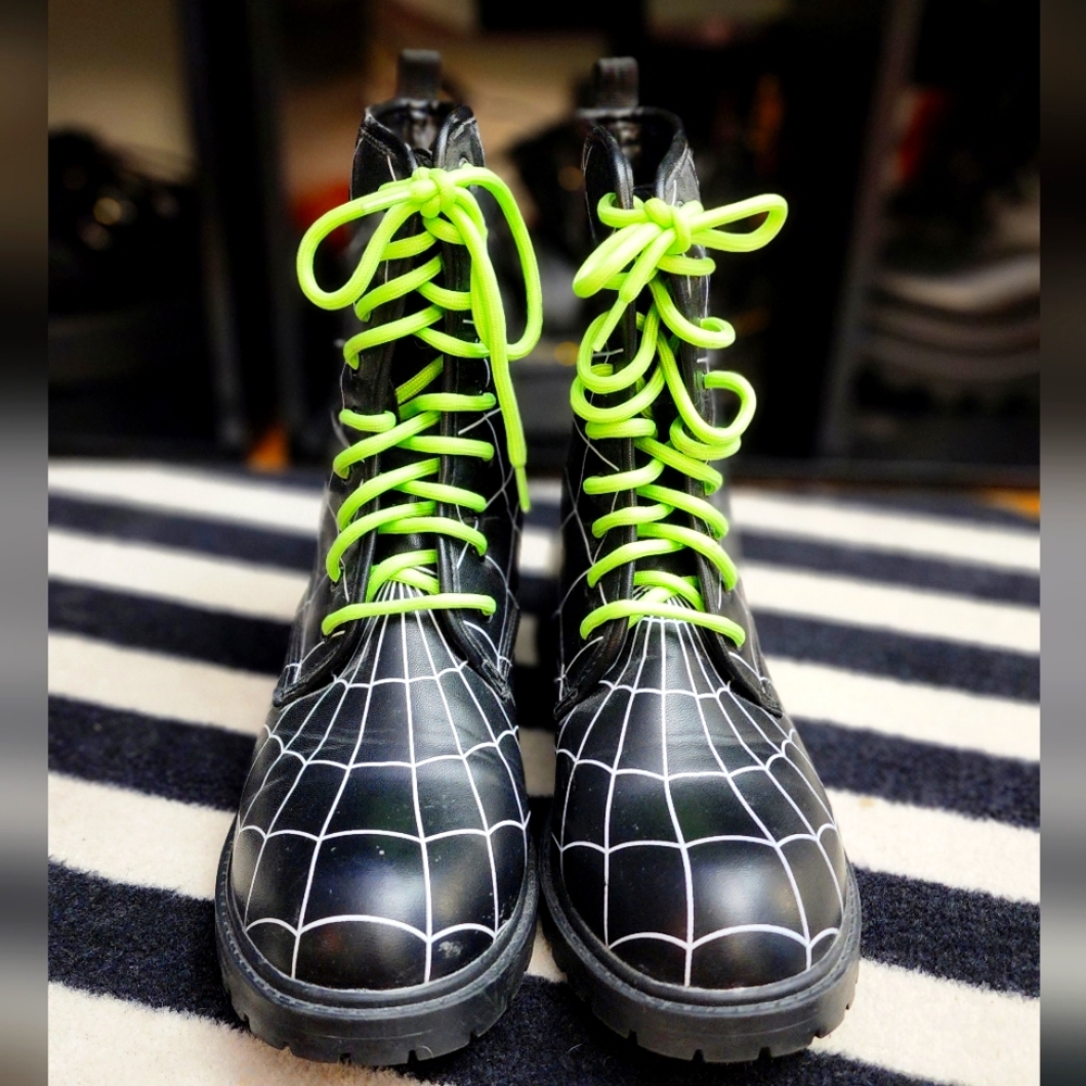 Hot Topic Spiderweb Combat Boot Glow In The Dark UV Laces W8